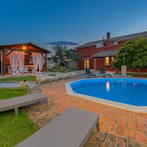 Carla With Private Pool & Kids Playground - Pet Friendly Villa Mutvoran